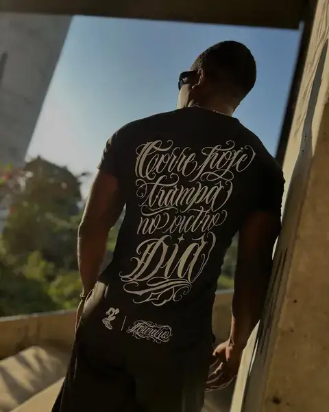 Camiseta preta com frase nas letras do André Loureiro