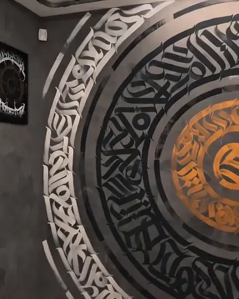 Vídeo: André Loureiro pintando calligraffiti na parede do estúdio
