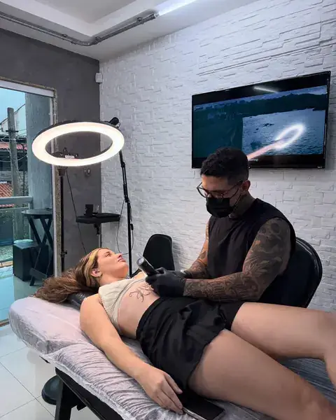 André Loureiro durante uma sessão de tatuagem no estúdio