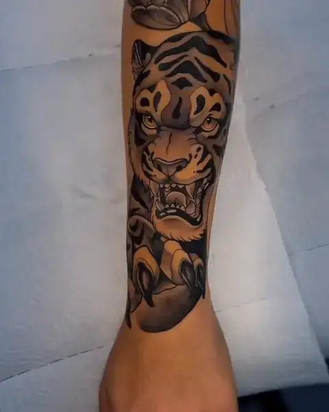 Vídeo: cobertura de tatuagem com tigre no antebraço