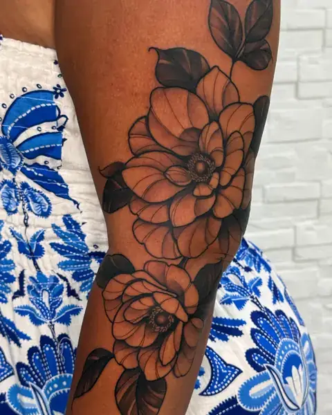 Cobertura de tatuagem com flores no braço