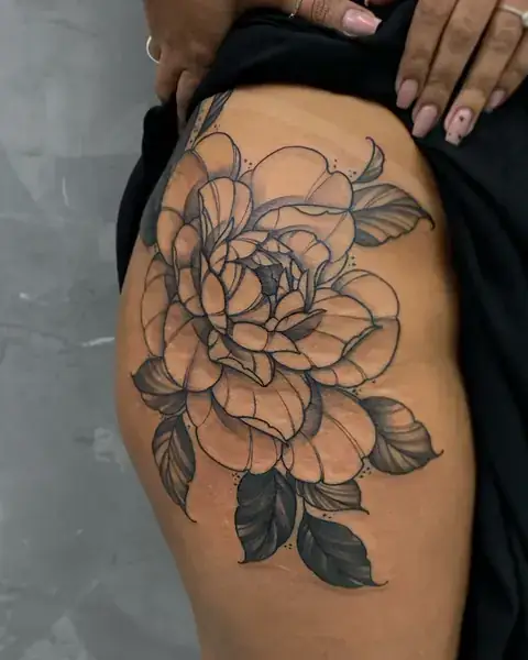 Cobertura de tatuagem com peônia na coxa
