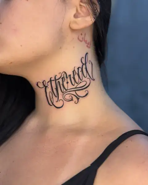 Custom lettering “Ethereal” tatuado no pescoço