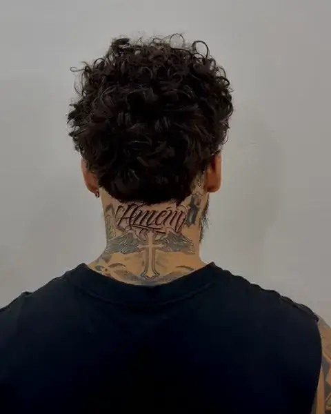 Vídeo: custom lettering “Amém” na nuca