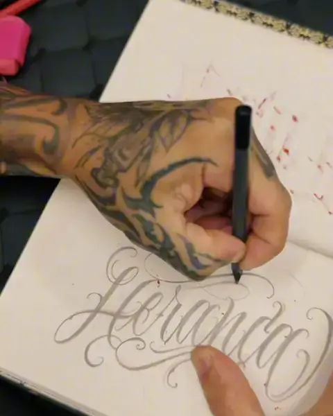 Vídeo: André Loureiro desenhando à mão o lettering “Herança”